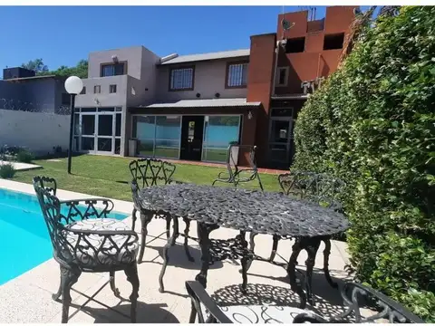 Casa de 3 dormi y piscina con escritura Arguello