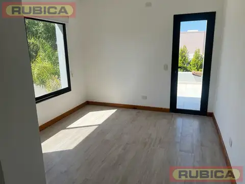 Casa 5 ambientes con 4 baños