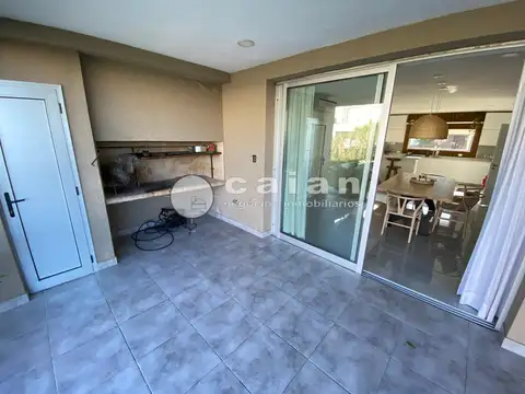 Casa en Alquiler con 3 cocheras