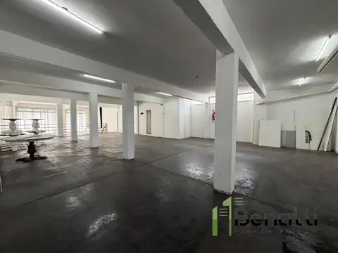 Amplio local en ochava de 227m2