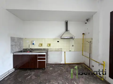 Local en Alquiler en Lomas del Mirador, $ 2.500.000