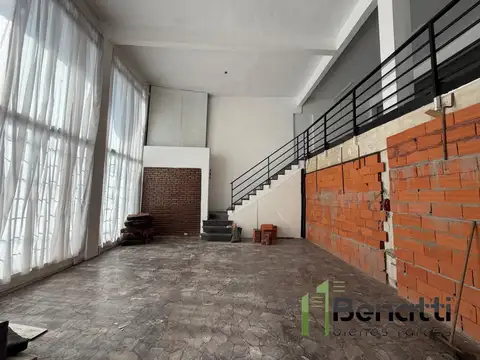 Amplio local en ochava de 227m2
