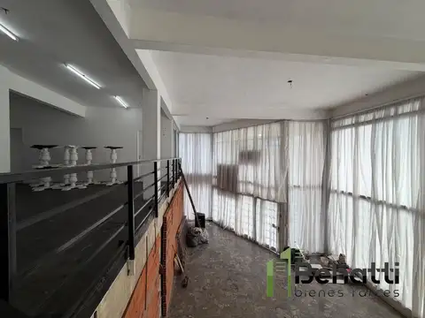 Amplio local en ochava de 227m2
