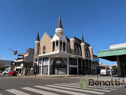 Amplio local en ochava de 227m2