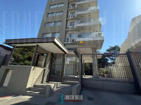 ¡ALQUILER DEPTO TRES AMBIENTES CON BALCON Y COCHERA EN SUBSUELO, QUILMES CENTRO!