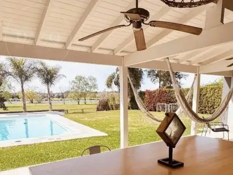Casa en Venta con 4 cocheras
