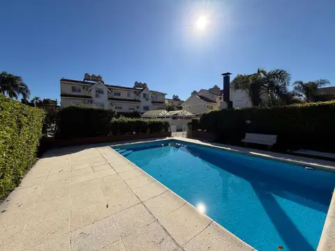 Triplex 5 Ambientes en Complejo Cerrado con Pileta y Dos cocheras.