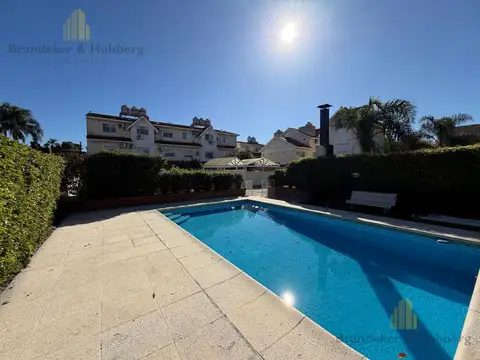 Triplex 5 Ambientes en Complejo Cerrado con Pileta y Dos cocheras.