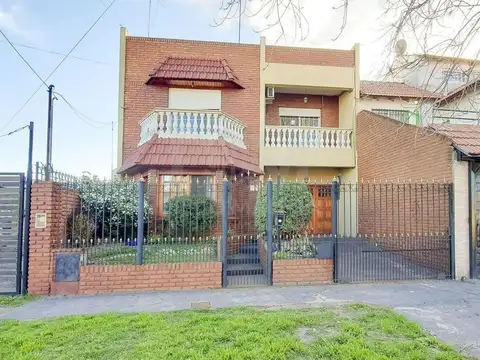 Venta Casa Cuatro  Ambientes en Temperley con Patio y Quincho