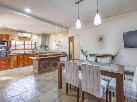 Venta Casa Cuatro  Ambientes en Temperley con Patio y Quincho