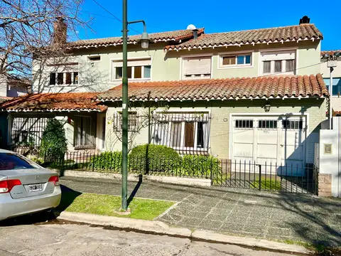 Martínez: Casa s/lote de 15x26,5, a media cuadra de Av. Libertador. gran Jardín con piscina. 5 Dormitorios 