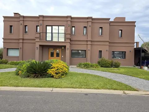 Casa de 4 dormitorios y dependencia en venta, pileta, Barrio Cerrado, Escobar, G.B.A. Zona Norte