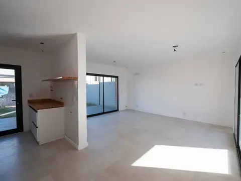 Casa 4 ambientes con 2 baños