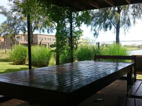 Casa 6 ambientes con 2 baños