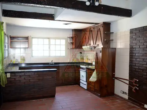 Casa 4 ambientes con 2 baños