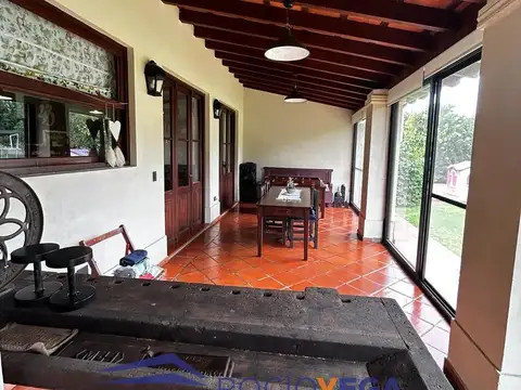 Casa en Alquiler con 2 cocheras