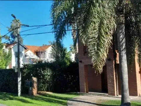 Casa 6 ambientes con 2 baños