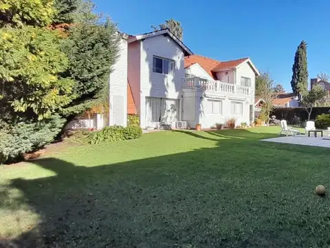 Casa en Venta con 2 cocheras