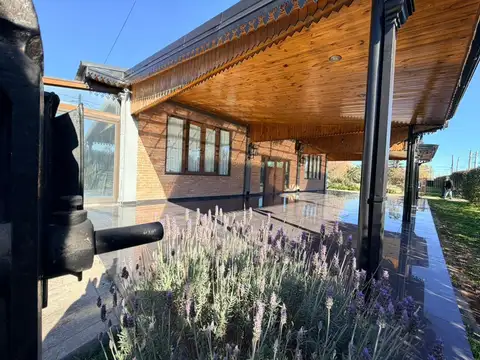 Espectacular Salón de Fiestas con amplio terreno y paseo privado de Tren