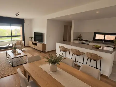 Venta departamento de 2 dormitorios con balcón, cochera  y amenities, condominios pilay los pasos, f