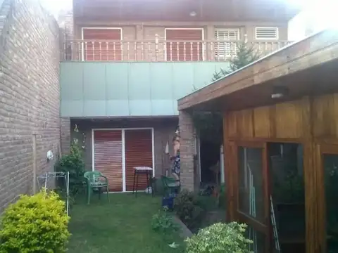 Casa en venta - 4 Dormitorios 4 Baños - Cocheras - 303Mts2 - Lanús