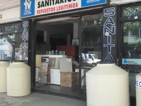 Local doble frente en Parque Chas sobre Avenida De Los Incas