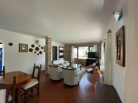 Casa 5 ambientes con 2 baños