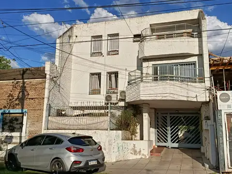 Depto tipo Casa 3 Ambientes con Cochera - Moron Centro.