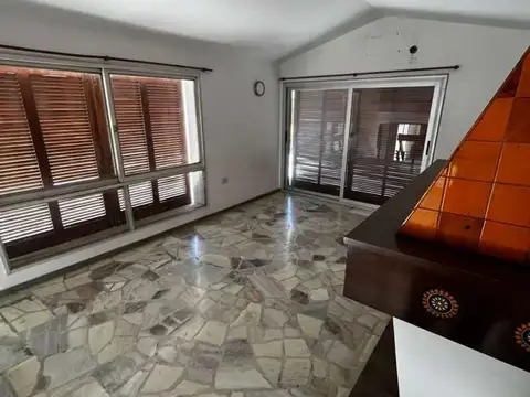 AMPLIA CASA EN VENTA APTA A CREDITO PARQUE CHACABUCO-CORDOBA