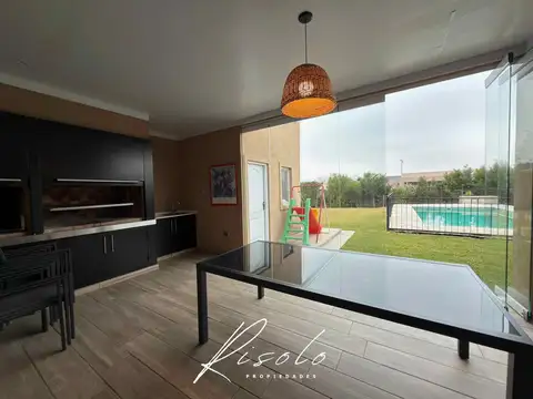 Casa en Alquiler con 2 cocheras