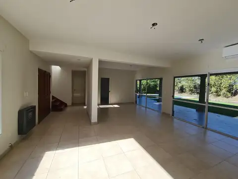 Casa en Alquiler con 3 cocheras