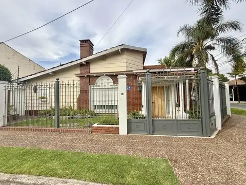 Impecable chalet 3 ambientes en planta baja.