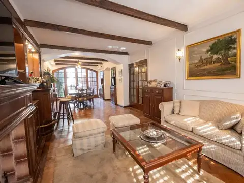 CASA DE CATEGORÍA SOBRE AV. GRAL LOPEZ