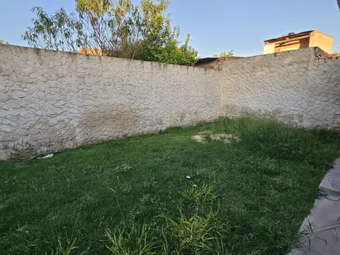 VENTA | Casa de 2 dormitorios con cochera y patio con parrillero - América 230 – Victoria, Entr...
