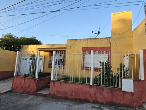 VENTA | Casa de 2 dormitorios con cochera y patio con parrillero - América 230 – Victoria, Entr...