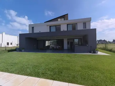 Casa en Venta con 3 cocheras
