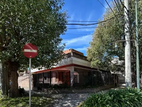 PH Tipo Casa En Esquina Con Local – Oportuniad en San Isidro