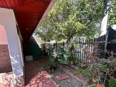 PH Tipo Casa En Esquina Con Local – Oportuniad en San Isidro