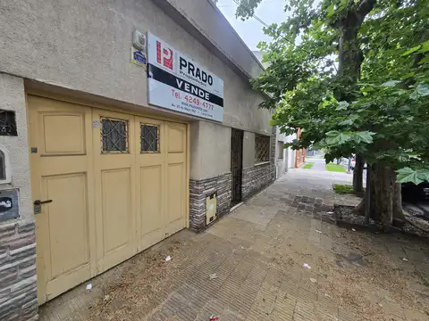 Casa de 4 amb. A Reciclar. Muy buena ubicación, Lanús oeste.