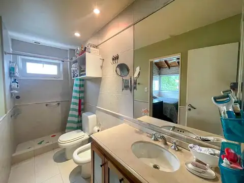 Casa 4 ambientes con 2 baños