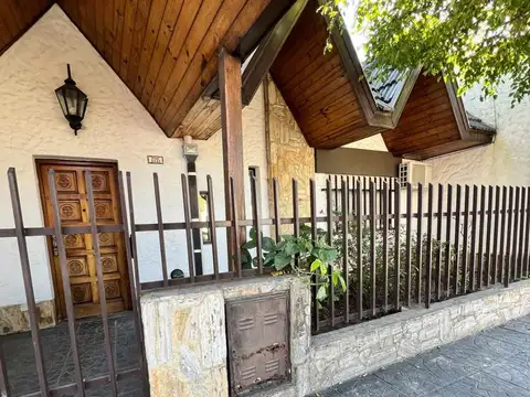 Venta Casa 3 ambientes Quincho Garaje Haedo Norte