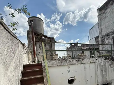 Casa multifamiliar con 3 unidades  lote 8,66x45