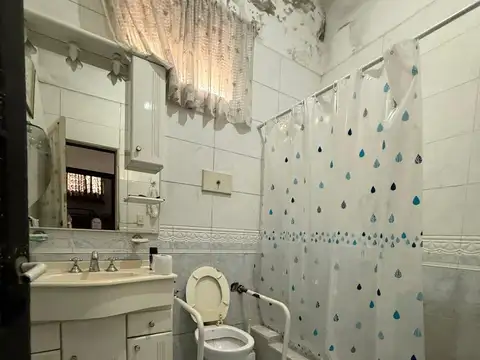 Casa 8 ambientes con 4 baños