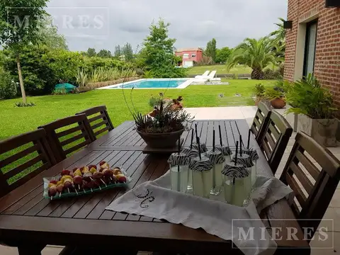 Casa en Alquiler con 4 cocheras