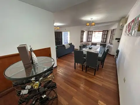 Casa 5 ambientes con 2 baños