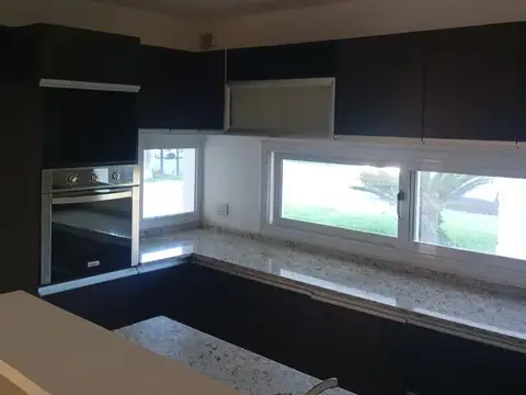 Casa en Alquiler con 4 cocheras