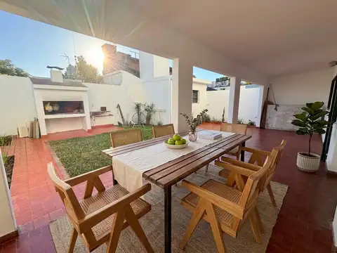 CASA EN PH REFACCIONADA A NUEVO EN PLANTA BAJA CON GRAN PATIO COCHERA Y 3 DORMITORIOS  – ALBERDI