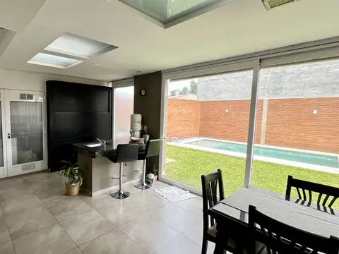 Casa 8 ambientes con 2 baños