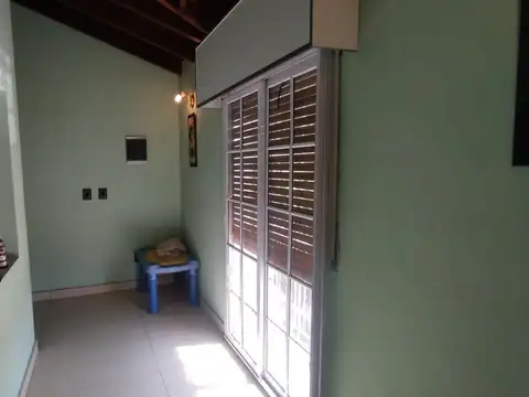 Casa 6 ambientes con 2 baños