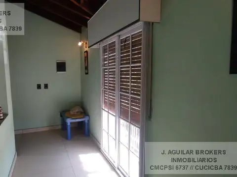 Casa 6 ambientes con 2 baños